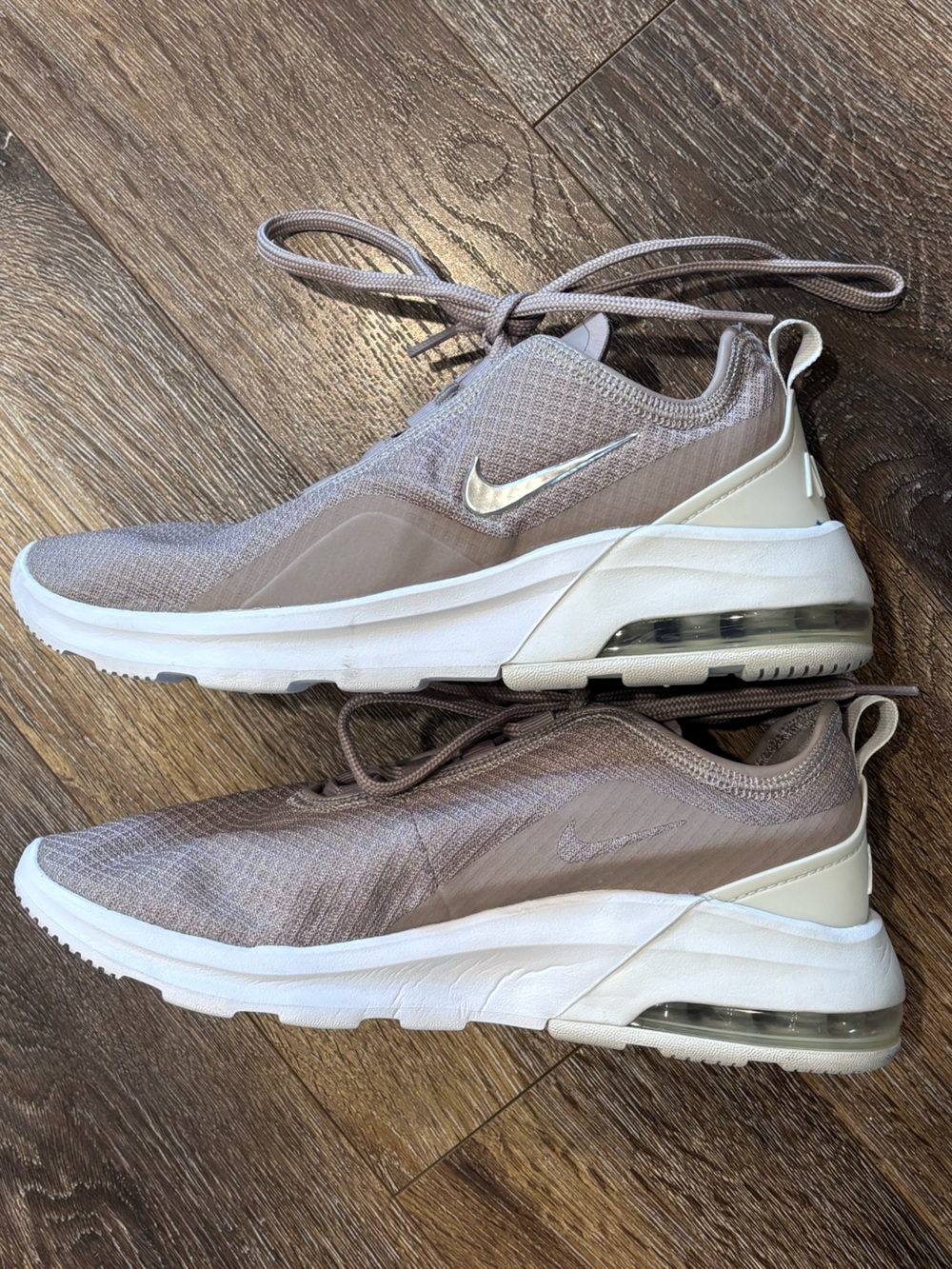 Nike Women's Air Max Motion 2 Sneakers Size 6
